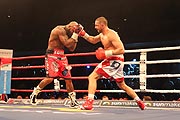 Serge Michel (re.) boxte gegen Ryan Ford (©Foto. Martin Schmitz)